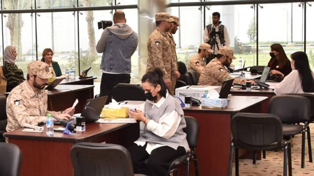 कुवैत की सेना में महिलाओं की भर्ती प्रक्रिया शुरू, 13 हजार लड़कियों ने दी एप्लिकेशन; कट्टरपंथी हैरान कुवैत की सेना में महिलाओं की भर्ती प्रक्रिया शुरू, 13 हजार लड़कियों ने दी एप्लिकेशन; कट्टरपंथी हैरान