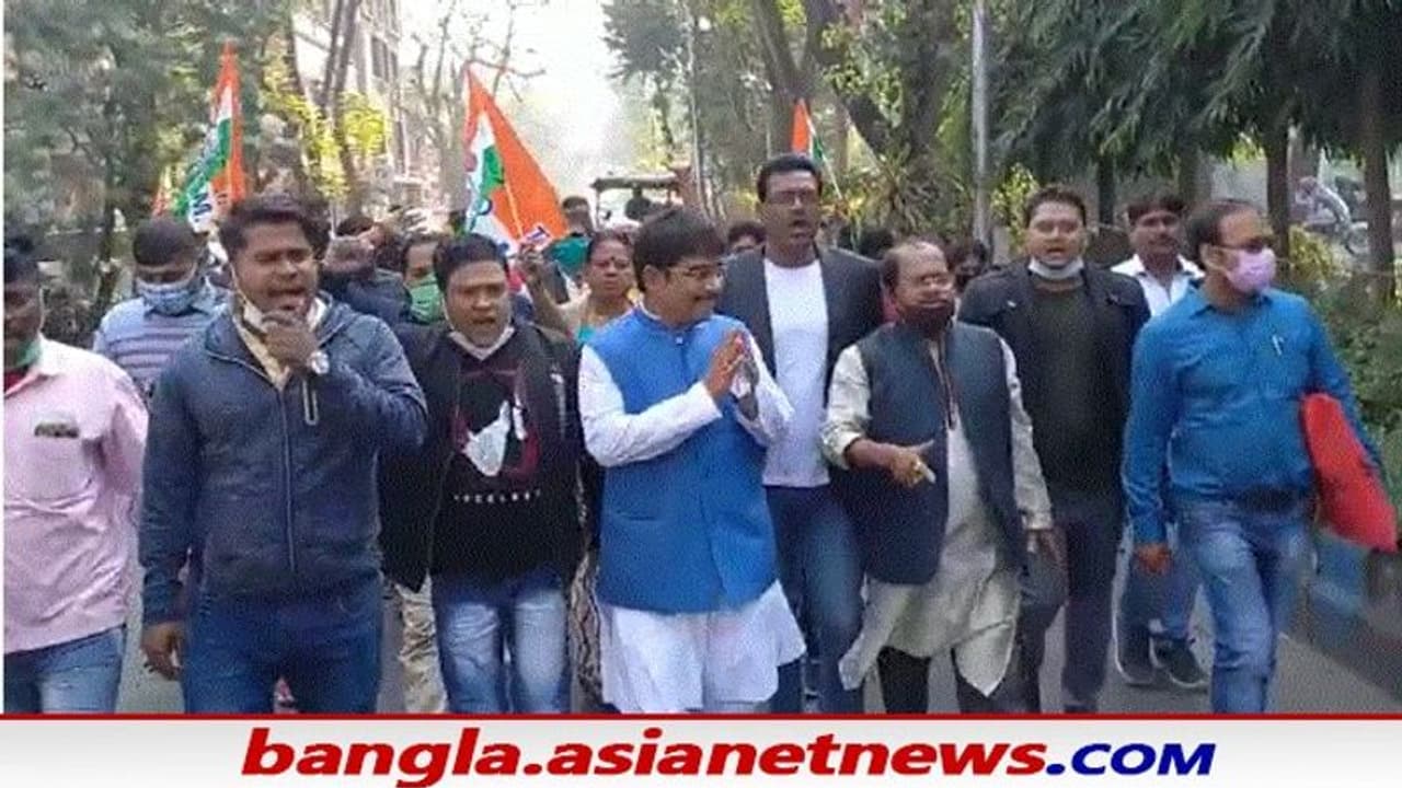 Municipal Polls: কোভিড বিধি ভেঙে মিছিল করে নমিনেশন জমার অভিযোগ, কাঠগড়ায় তৃণমূল প্রার্থী Municipal Polls: কোভিড বিধি ভেঙে মিছিল করে নমিনেশন জমার অভিযোগ, কাঠগড়ায় তৃণমূল প্রার্থী