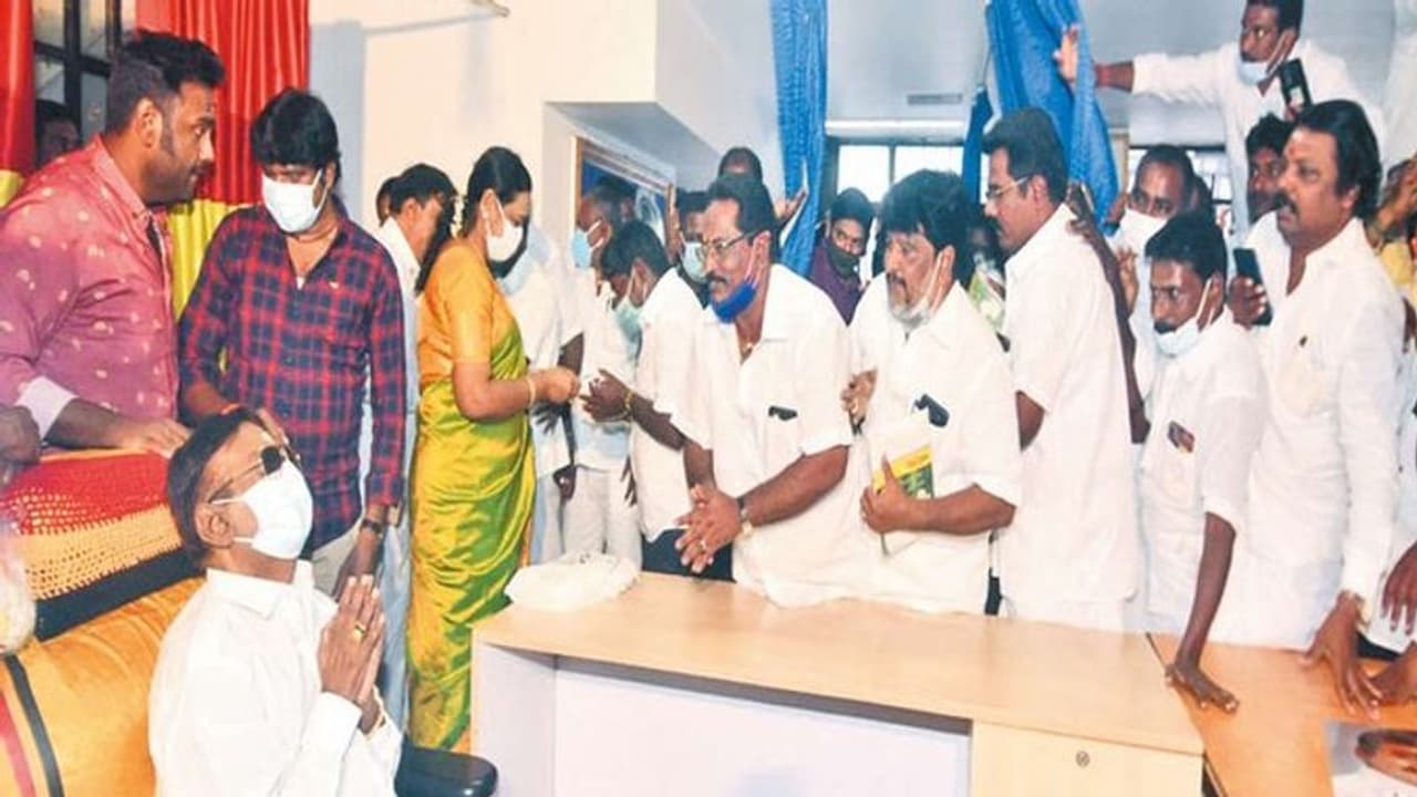 Vijayakanth : கடவுளே.. கேப்டனுக்கா இந்த நிலை? நேரில் பார்த்து கண்கலங்கிய ரசிகர்கள்.! உருக வைக்கும் வீடியோ! Vijayakanth : கடவுளே.. கேப்டனுக்கா இந்த நிலை? நேரில் பார்த்து கண்கலங்கிய ரசிகர்கள்.! உருக வைக்கும் வீடியோ!