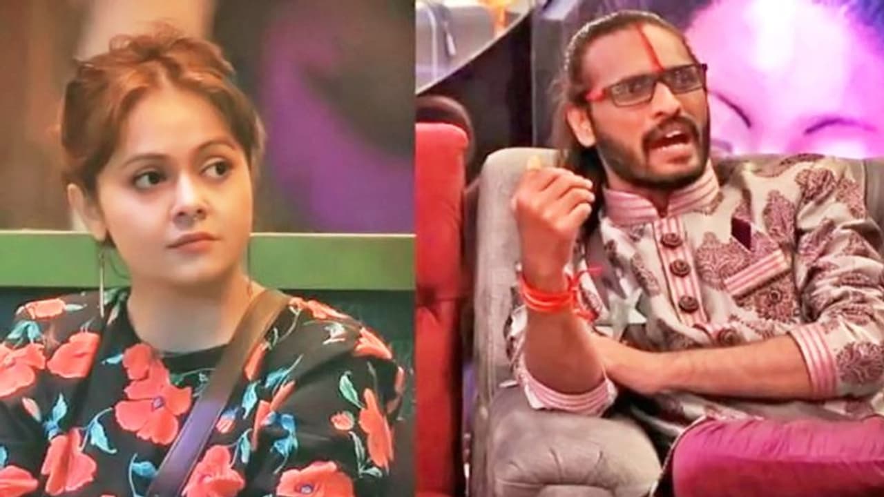 Bigg Boss 15 Updates: Abhijeet Bichukale पर भड़कीं देवोलीना, पहले सुनाई खरी खोटी फिर खुद बाथरुम में हुईं बंद