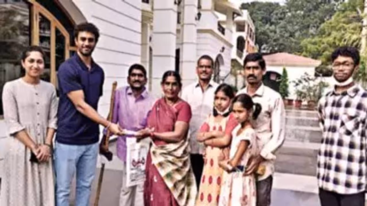 ഒരുകൂട് കപ്പലണ്ടി സൗജന്യമായി നൽകിയ കച്ചവടക്കാരനെ തേടി എൻആർഐ കുടുംബം നടന്നത് 12 വർഷം, ഒടുവിൽ ഒരുകൂട് കപ്പലണ്ടി സൗജന്യമായി നൽകിയ കച്ചവടക്കാരനെ തേടി എൻആർഐ കുടുംബം നടന്നത് 12 വർഷം, ഒടുവിൽ