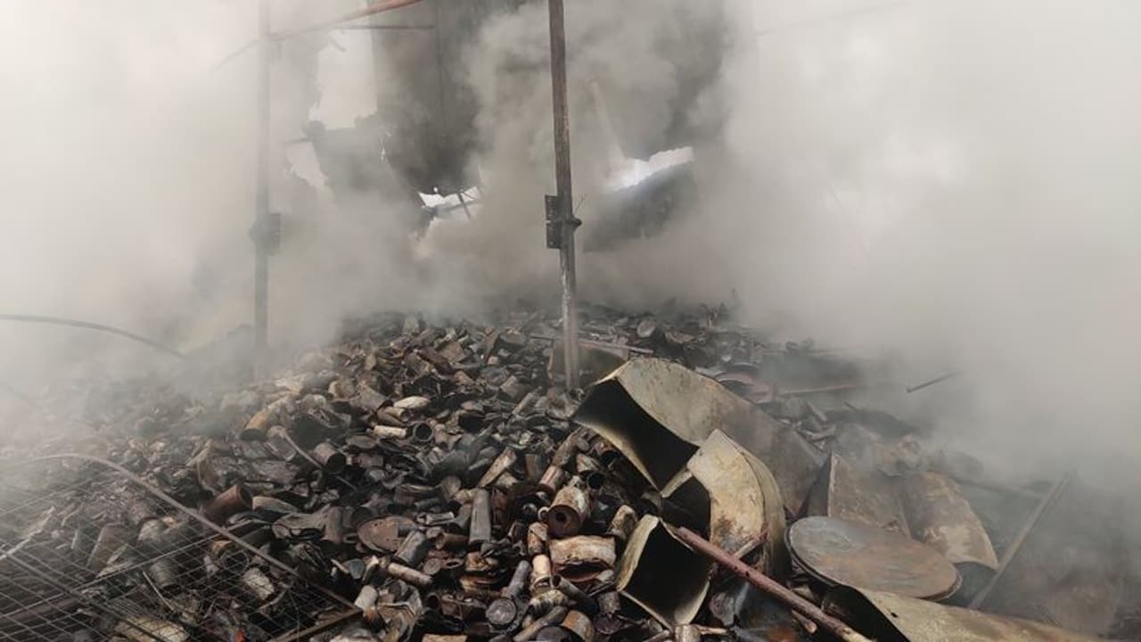 Fire Trivandrum : തലസ്ഥാനത്തെ ലൈസൻസില്ലാത്ത ആക്രിക്കടയ്ക്ക് പൂട്ടിടും, പരിശോധനക്ക് നിർദ്ദേശം Fire Trivandrum : തലസ്ഥാനത്തെ ലൈസൻസില്ലാത്ത ആക്രിക്കടയ്ക്ക് പൂട്ടിടും, പരിശോധനക്ക് നിർദ്ദേശം