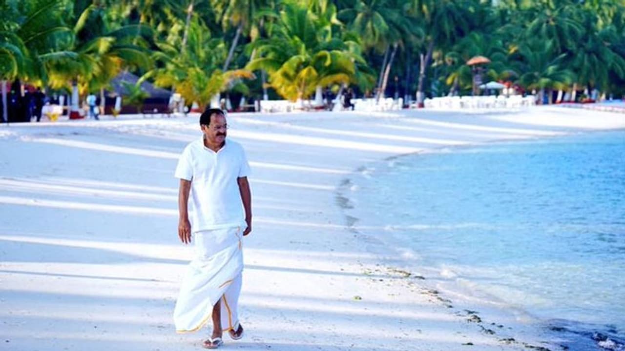 उपराष्ट्रपति एम. वेंकैया नायडु ने लिखी FB पर पोस्ट समुद्र का बढ़ता स्तर, तूफान बाढ़ द्वीपों के लिए खतरा उपराष्ट्रपति एम. वेंकैया नायडु ने लिखी FB पर पोस्ट समुद्र का बढ़ता स्तर, तूफान बाढ़ द्वीपों के लिए खतरा