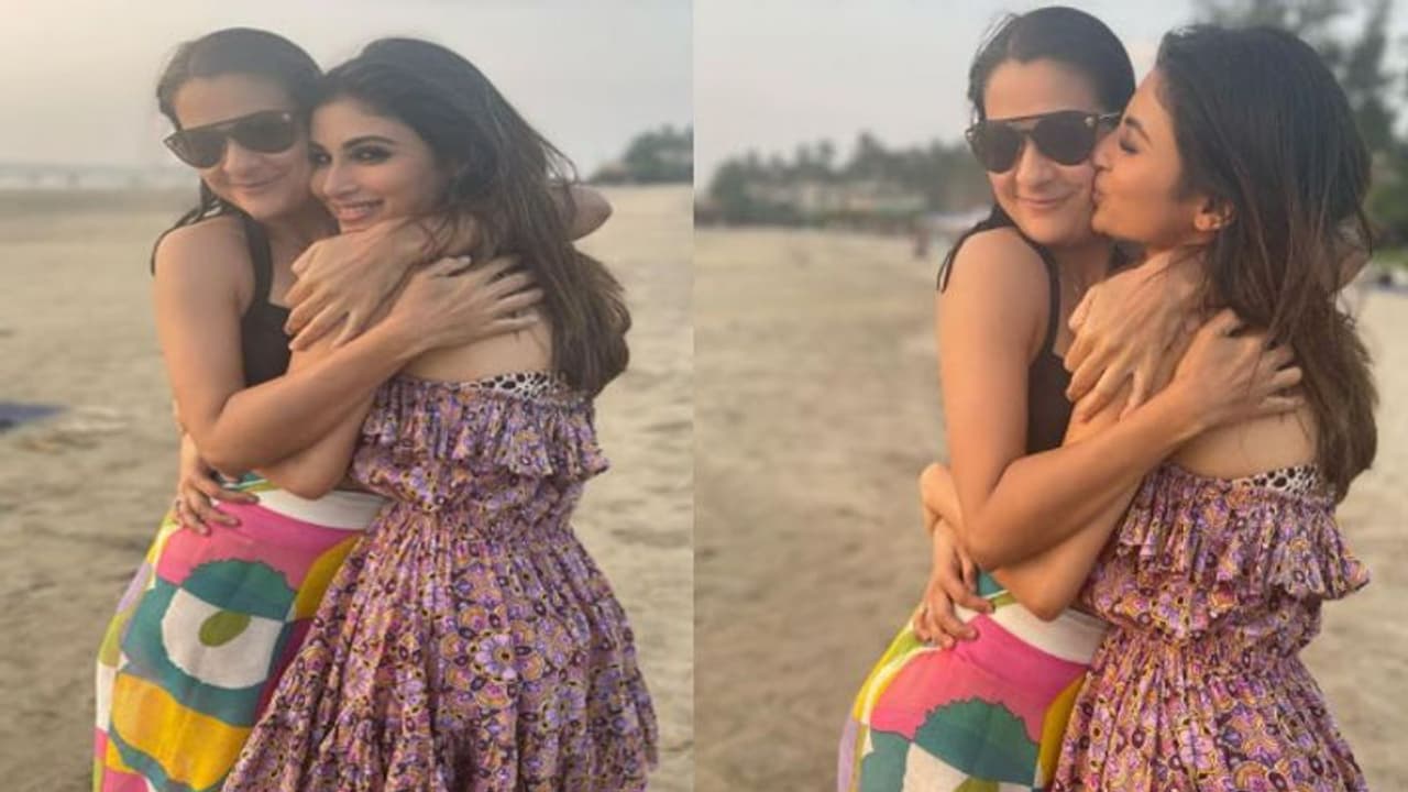 Mouni Roy ने गर्ल गैंग के साथ की खूब मस्ती, दोस्त को गले लगा किया Kiss, बोलीं मैं और मेरा बेतरतीब रूप Mouni Roy ने गर्ल गैंग के साथ की खूब मस्ती, दोस्त को गले लगा किया Kiss, बोलीं मैं और मेरा बेतरतीब रूप