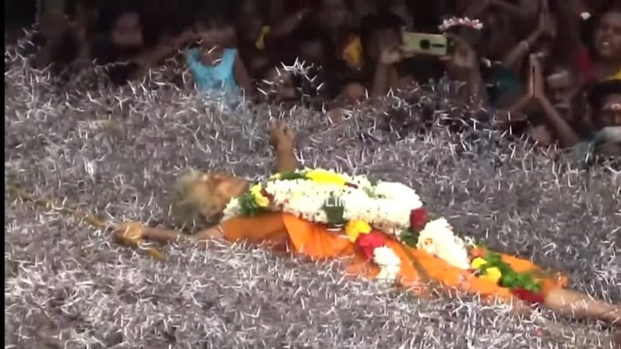 முள் படுக்கையில் ஏறி பெண் சாமியார் அருள்வாக்கு.. இப்படி ஆடுவாரா அன்னபூரணி..??? நெட்டிசன்கள் கேள்வி.