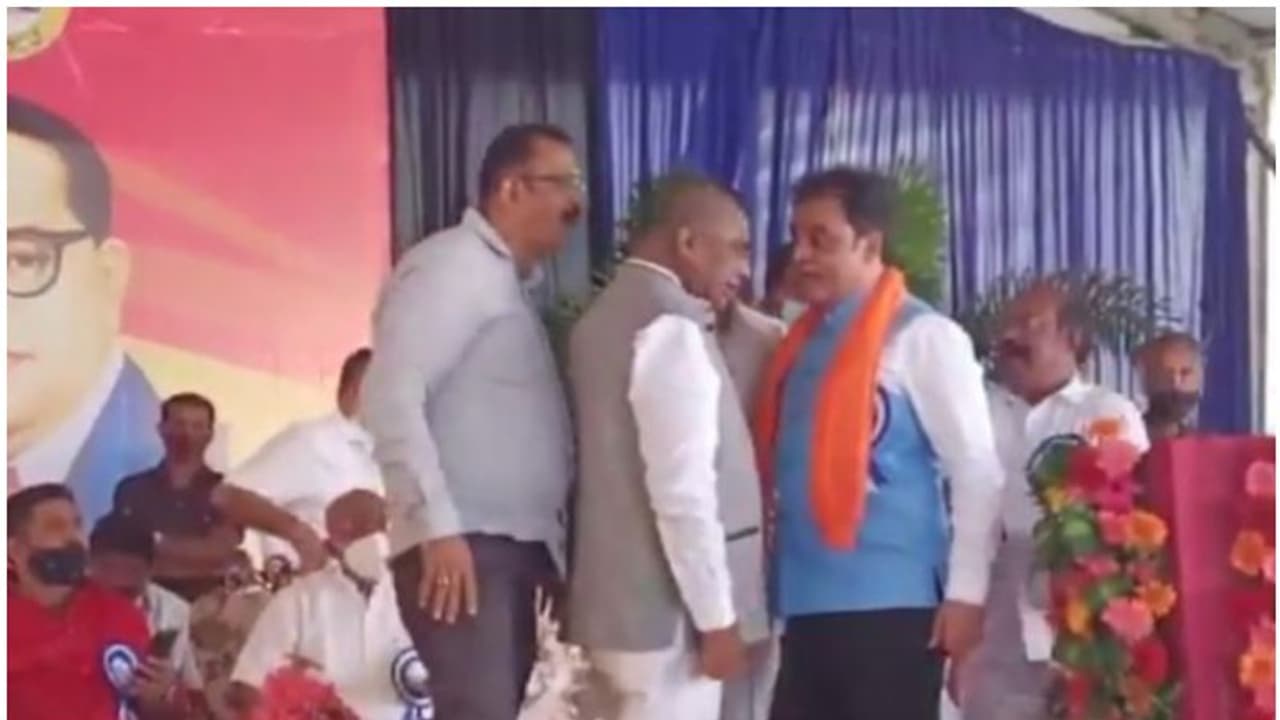 മുഖ്യമന്ത്രി സാക്ഷി, പൊതുവേദിയിൽ മന്ത്രിയും എം പിയും ഏറ്റുമുട്ടി; സുരക്ഷാ ഉദ്യോഗസ്ഥർ രക്ഷക്കെത്തി