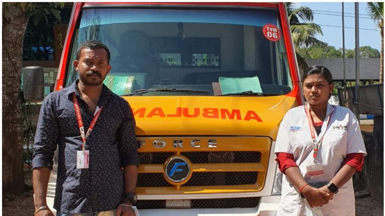 ആരോഗ്യനില വഷളായി, ആശുപത്രിയിലേക്ക് മാറ്റാനായില്ല; കനിവ് 108 ജീവനക്കാർ തുണയായി, യുവതിക്ക് വീട്ടിൽ പ്രസവം ആരോഗ്യനില വഷളായി, ആശുപത്രിയിലേക്ക് മാറ്റാനായില്ല; കനിവ് 108 ജീവനക്കാർ തുണയായി, യുവതിക്ക് വീട്ടിൽ പ്രസവം