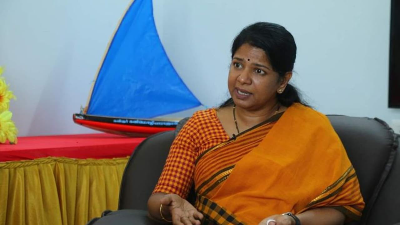 ஒரே ஒரு பெண் மட்டும்.. மீதி 31 பேரும் ஆண்கள் தான்.. எங்கள் உரிமையை யார் தீர்மானிப்பது..? கடுப்பான கனிமொழி. ஒரே ஒரு பெண் மட்டும்.. மீதி 31 பேரும் ஆண்கள் தான்.. எங்கள் உரிமையை யார் தீர்மானிப்பது..? கடுப்பான கனிமொழி.