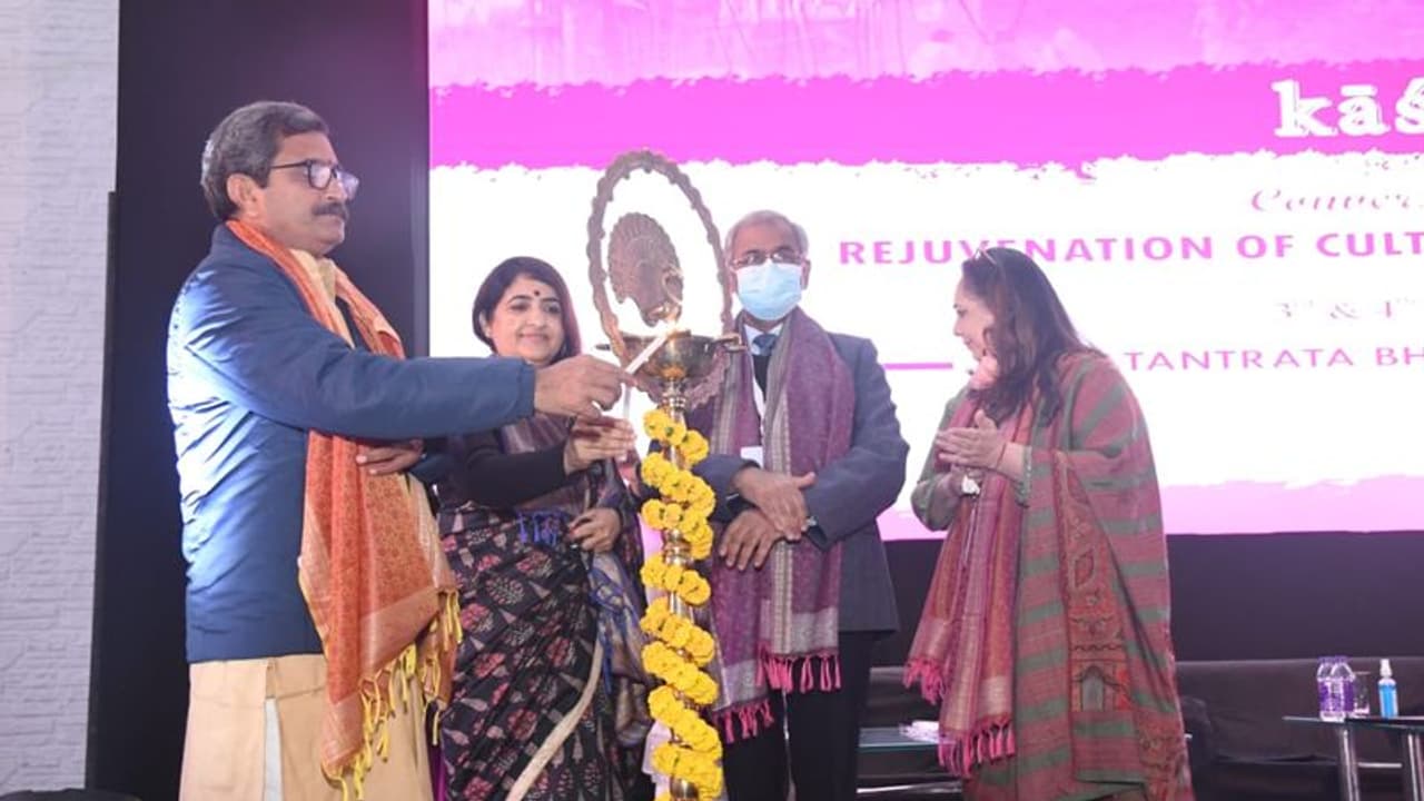 शहरों में नवनिर्माण पर बनारस हिंदू विश्वविद्यालय में हुई परिचर्चा, CM योगी के काम को सराहा गया शहरों में नवनिर्माण पर बनारस हिंदू विश्वविद्यालय में हुई परिचर्चा, CM योगी के काम को सराहा गया