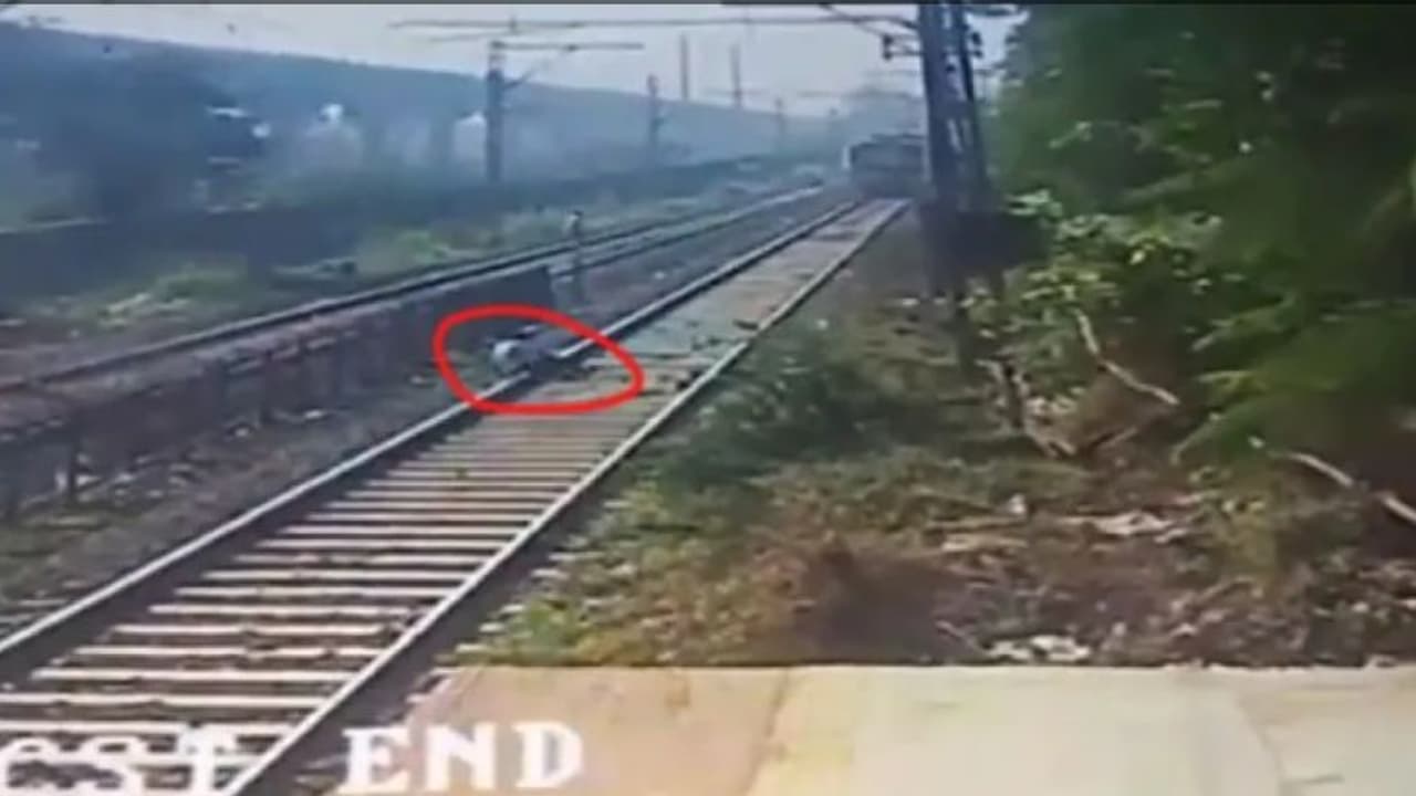 ട്രെയിൻ ഓടിയടുക്കുന്നതിനിടെ ഒരാൾ പാളത്തിൽ കിടന്നു, എമർജൻസി ബ്രേക്കിട്ട് എഞ്ചിൻ ഡ്രൈവർ