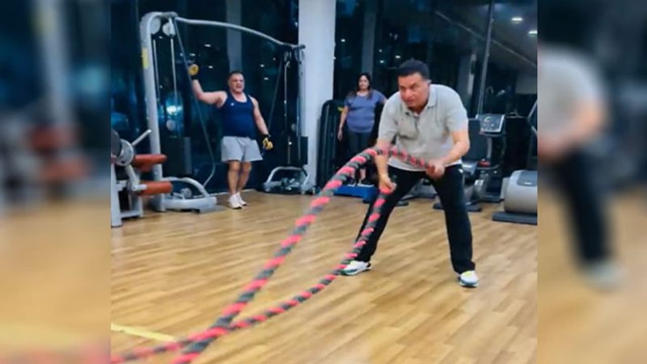 Vicky Kaushal के पिता श्याम कौशल ने जिम में बहाया पसीना, Video देख फैंस लेने लगे मजे