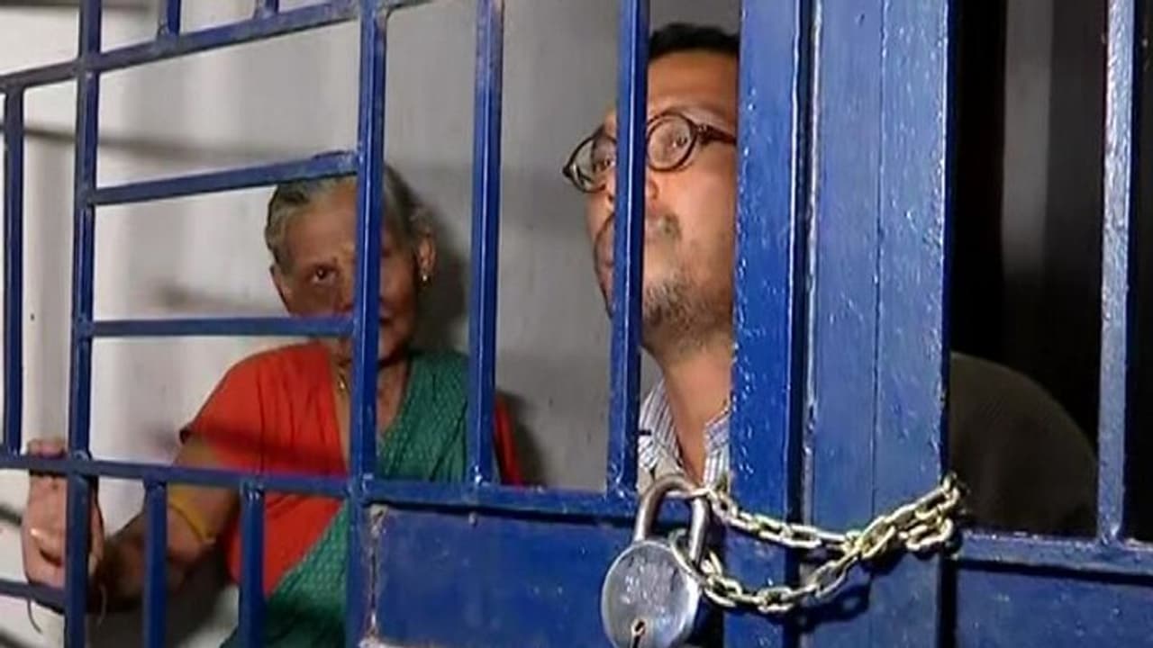 ఆస్తి తగాదా.. వారం రోజులుగా ముసలి తల్లితో పాటు కొడుకు గృహనిర్భంధం.. 144 సెక్షన్ పెట్టిన పోలీసులు.. ఆస్తి తగాదా.. వారం రోజులుగా ముసలి తల్లితో పాటు కొడుకు గృహనిర్భంధం.. 144 సెక్షన్ పెట్టిన పోలీసులు..