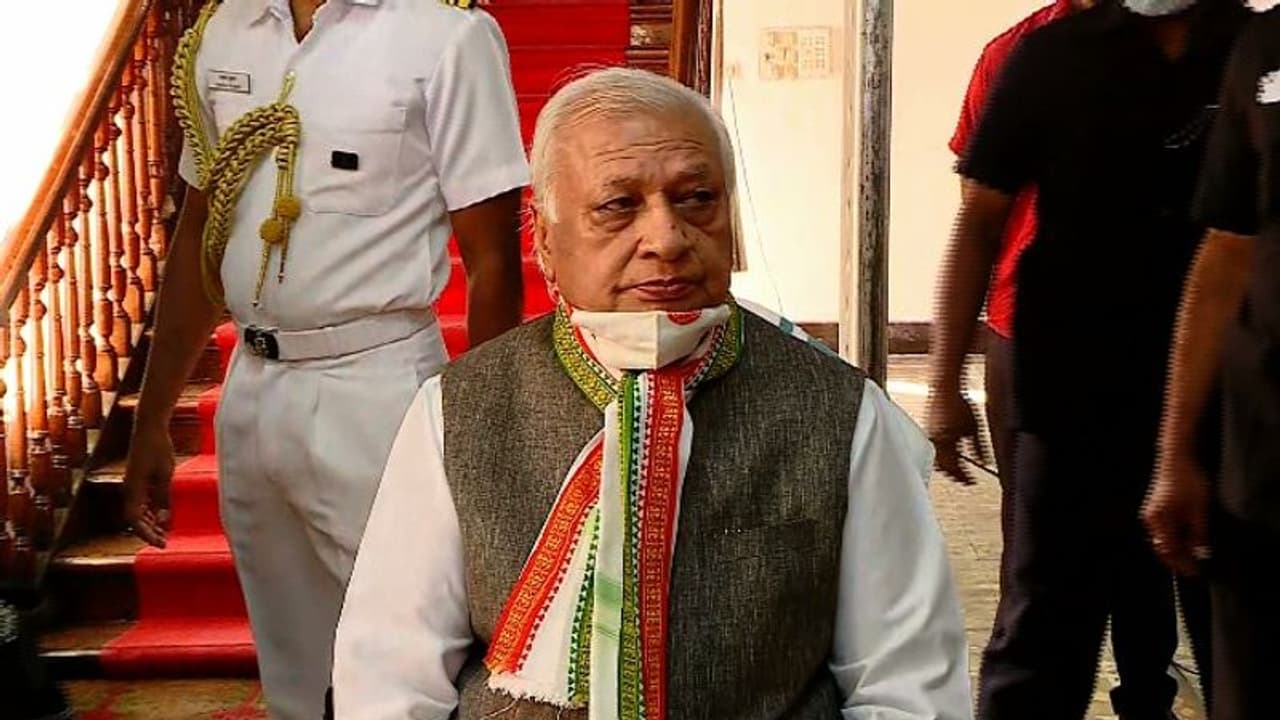 പൊതുവേദിയിൽ പെൺകുട്ടിയെ വിലക്കിയ സംഭവം; രൂക്ഷവിമർശനവുമായി ഗവർണർ പൊതുവേദിയിൽ പെൺകുട്ടിയെ വിലക്കിയ സംഭവം; രൂക്ഷവിമർശനവുമായി ഗവർണർ