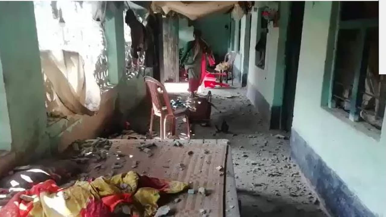 TMC BJP Clash: তৃণমূল বিজেপি সংঘর্ষের জেরে উত্তেজনা খেজুরিতে, বোমা ফেটে মৃত ২ TMC BJP Clash: তৃণমূল বিজেপি সংঘর্ষের জেরে উত্তেজনা খেজুরিতে, বোমা ফেটে মৃত ২