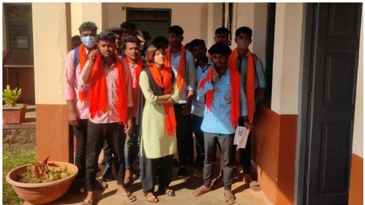 Hijab Controversy : കർണാടകയിൽ വീണ്ടും ഹിജാബ് ധരിക്കുന്നതിന് വിലക്ക്; 5 വിദ്യാർത്ഥിനികളെ പുറത്താക്കി Hijab Controversy : കർണാടകയിൽ വീണ്ടും ഹിജാബ് ധരിക്കുന്നതിന് വിലക്ക്; 5 വിദ്യാർത്ഥിനികളെ പുറത്താക്കി