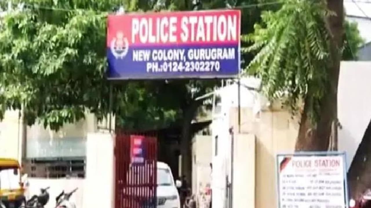 Fakes own abduction : തട്ടിക്കൊണ്ടുപോയി എന്നുപറഞ്ഞ് ഭാര്യയോട് രണ്ടുലക്ഷം രൂപചോദിച്ചു, ഭർത്താവിനെ പൊലീസ് പൊക്കി Fakes own abduction : തട്ടിക്കൊണ്ടുപോയി എന്നുപറഞ്ഞ് ഭാര്യയോട് രണ്ടുലക്ഷം രൂപചോദിച്ചു, ഭർത്താവിനെ പൊലീസ് പൊക്കി