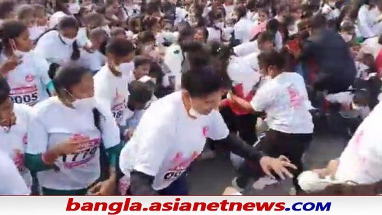 কংগ্রেসের ম্যারাথনে পদদলিত ছাত্রীরা, COVID 19 মহামারির মধ্যে ভয়ঙ্কর দৃশ্য দেখুন ভিডিও কংগ্রেসের ম্যারাথনে পদদলিত ছাত্রীরা, COVID 19 মহামারির মধ্যে ভয়ঙ্কর দৃশ্য দেখুন ভিডিও