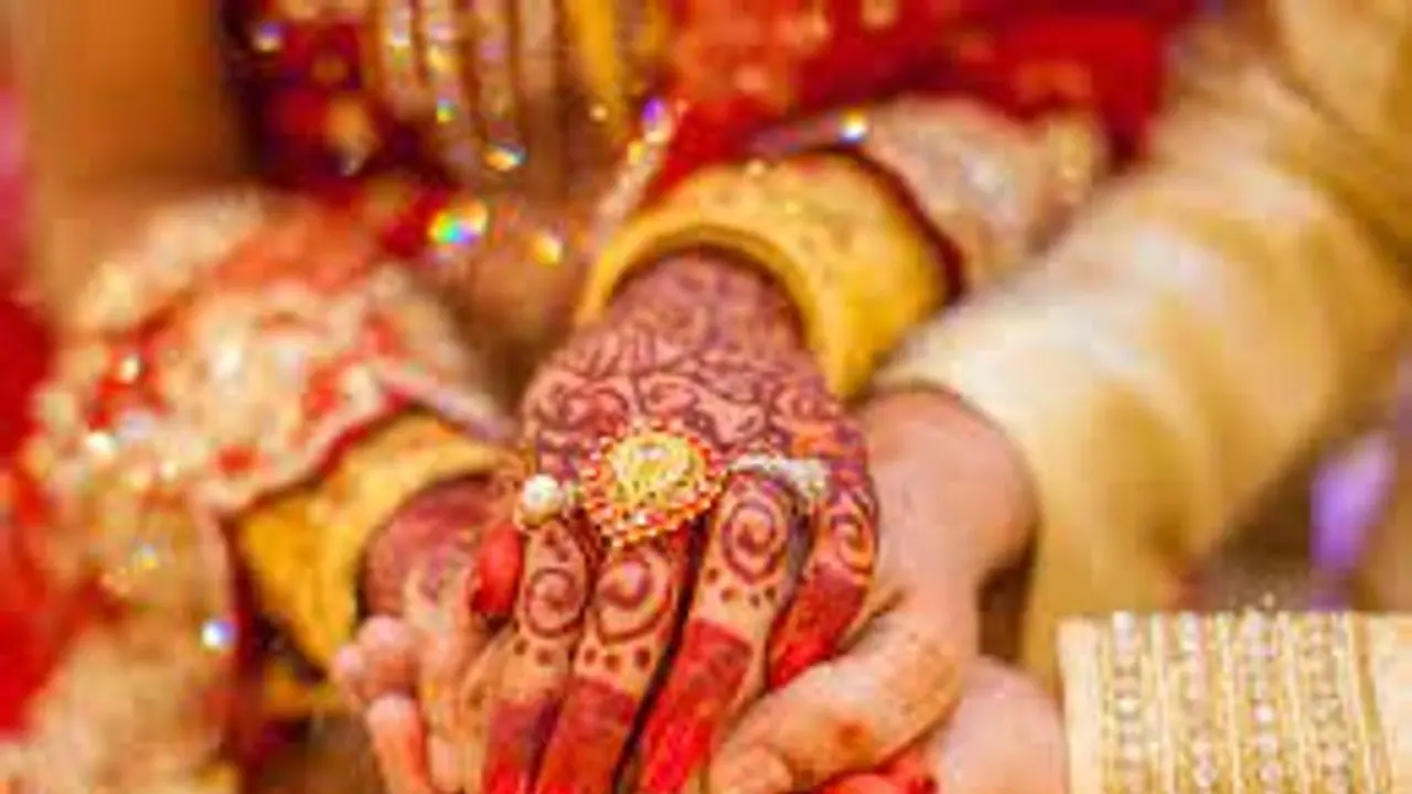 Viral Video: ছবি তুলতে গিয়ে বরের কোলেই পড়ে গেলেন তাঁর বন্ধু, মুচকি হাসি কনের Viral Video: ছবি তুলতে গিয়ে বরের কোলেই পড়ে গেলেন তাঁর বন্ধু, মুচকি হাসি কনের