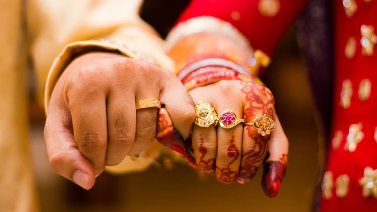 নাচতে নাচতে বিয়ে করতে গেলেন কনে, যুবতীর ছকভাঙা ভাবনার প্রশংসায় নেটিজেনরা নাচতে নাচতে বিয়ে করতে গেলেন কনে, যুবতীর ছকভাঙা ভাবনার প্রশংসায় নেটিজেনরা