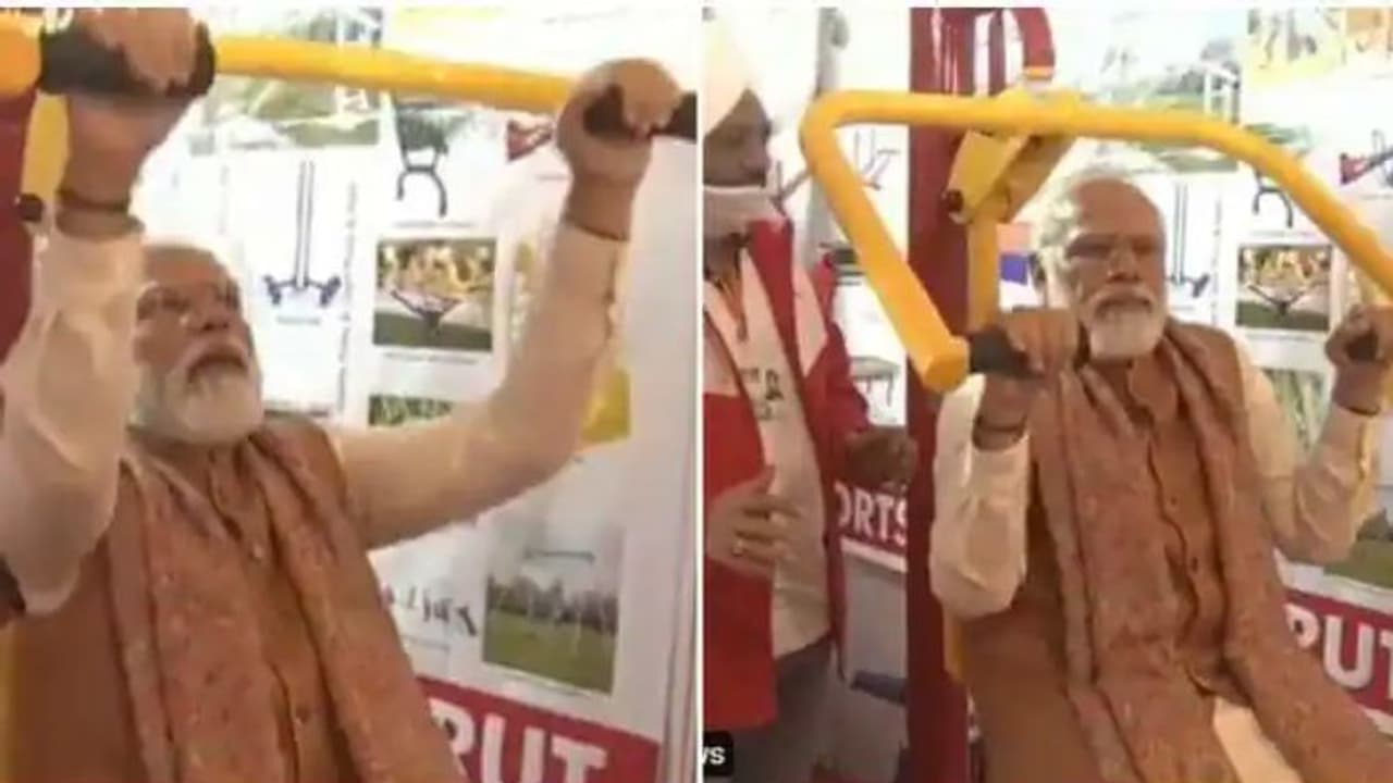 71 ఏళ్ల వయసులో జిమ్లో ప్రధాని మోడీ వర్కౌట్లు.. వీడియో వైరల్ 71 ఏళ్ల వయసులో జిమ్లో ప్రధాని మోడీ వర్కౌట్లు.. వీడియో వైరల్