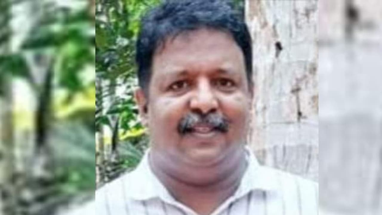 കാറും ബൈക്കും കൂട്ടിയിടിച്ച് മാതൃഭൂമി ജീവനക്കാരന് മരിച്ചു കാറും ബൈക്കും കൂട്ടിയിടിച്ച് മാതൃഭൂമി ജീവനക്കാരന് മരിച്ചു