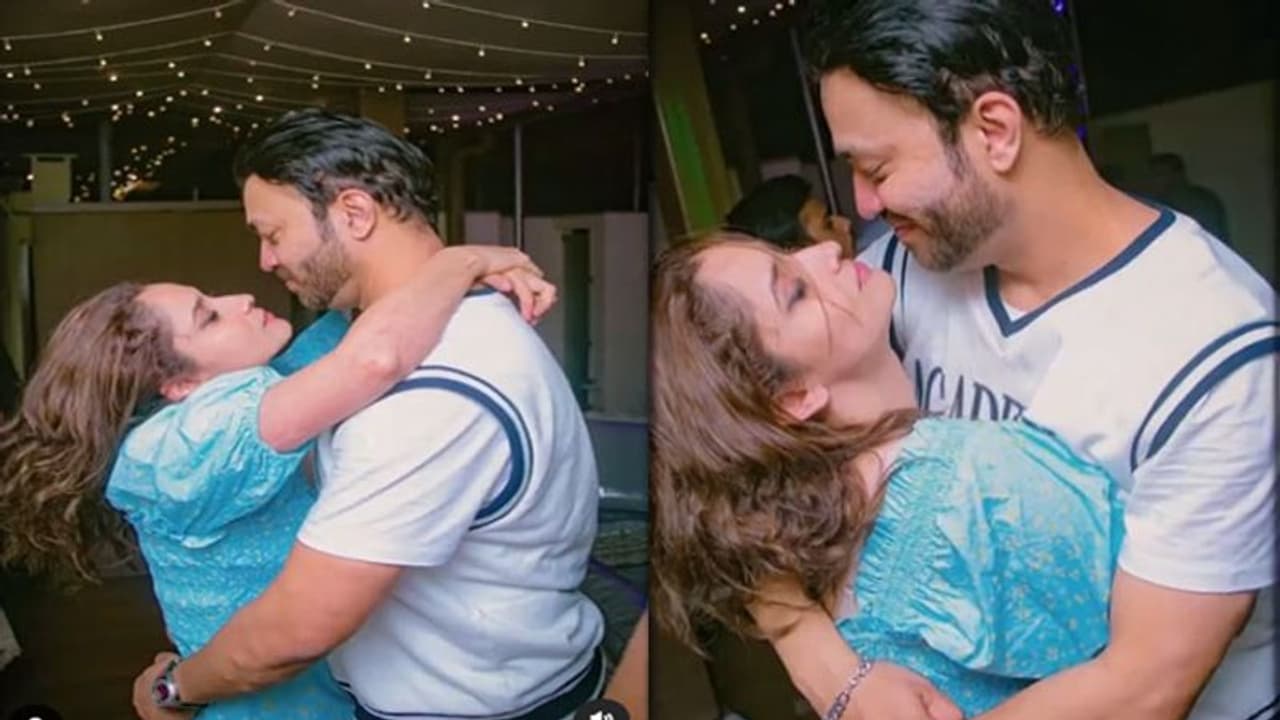 Ankita Lokhande और Vicky Jain बाहों में बाहें डाल इश्क फरमाते आए नजर, Video देख फैंस लेने लगे मजे Ankita Lokhande और Vicky Jain बाहों में बाहें डाल इश्क फरमाते आए नजर, Video देख फैंस लेने लगे मजे