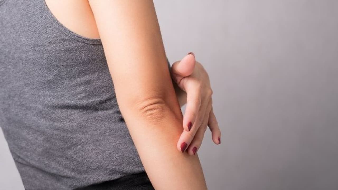 Skin Care : കൈമുട്ടുകളിലെയും കാല്മുട്ടുകളിലെയും കറുപ്പ് നിറം മാറ്റാം... Skin Care : കൈമുട്ടുകളിലെയും കാല്മുട്ടുകളിലെയും കറുപ്പ് നിറം മാറ്റാം...