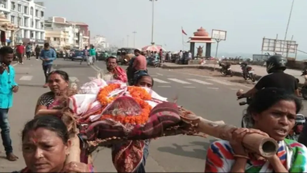 बेटियों ने तोड़ी रूढ़ियां और निभाया बेटों का फर्ज: जब मां की मौत पर भाई नहीं आए तो बहनों ने अर्थी को दिया कंधा