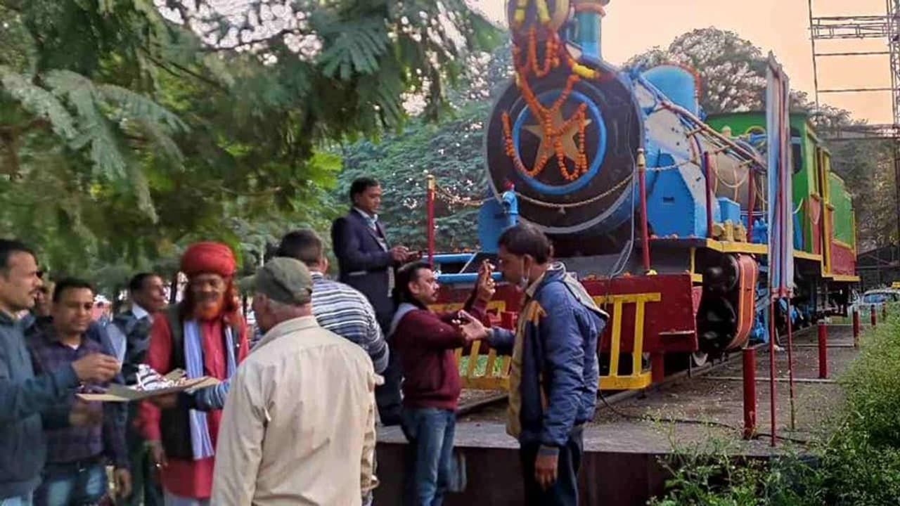 गजब नजारा: यहां कुलियों ने मनाया रेल इंजन का 88वां बर्थडे, केक भी काटा और बधाई भी दी..जानिए क्या है ऐसी खासियत गजब नजारा: यहां कुलियों ने मनाया रेल इंजन का 88वां बर्थडे, केक भी काटा और बधाई भी दी..जानिए क्या है ऐसी खासियत