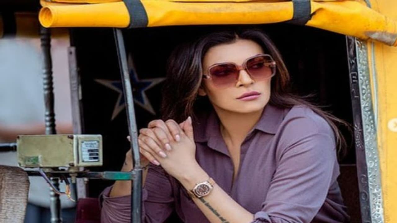 महंगी कार छोड़ ओटोरिक्शा में बैठी नजर आईं Sushmita Sen, लुक देख फैंस बोले आग हो आप