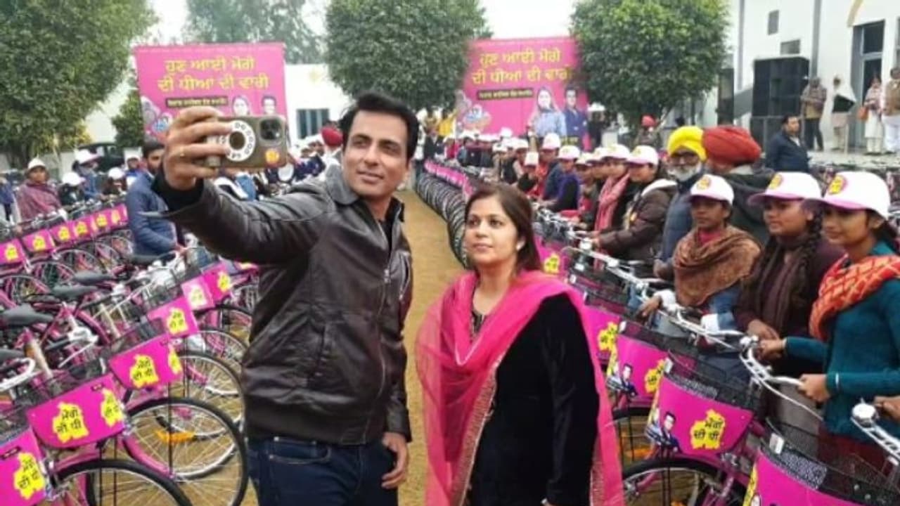 రియల్‌ హీరో సోనూసూద్‌ ఖాతాలో మరో సేవ.. వెయ్యి మంది విద్యార్థినీలకు సైకిళ్ల పంపిణీ..