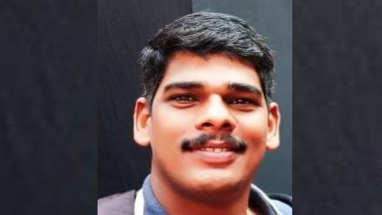 Pocso arrest: പൊലീസ് ചമഞ്ഞ് ലോഡ്ജിൽ മുറിയെടുത്ത് നിരവധി ആൺകുട്ടികളെ പീഡിപ്പിച്ചു, പ്രിസൺ ഓഫീസർ അറസ്റ്റിൽ Pocso arrest: പൊലീസ് ചമഞ്ഞ് ലോഡ്ജിൽ മുറിയെടുത്ത് നിരവധി ആൺകുട്ടികളെ പീഡിപ്പിച്ചു, പ്രിസൺ ഓഫീസർ അറസ്റ്റിൽ