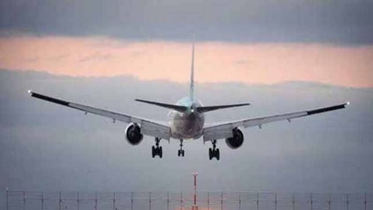 पाक ने ओमीक्रोन के खतरे के बीच जारी की नई ट्रैवल एडवाइजरी, RT PCR रिपोर्ट लाना जरूरी पाक ने ओमीक्रोन के खतरे के बीच जारी की नई ट्रैवल एडवाइजरी, RT PCR रिपोर्ट लाना जरूरी