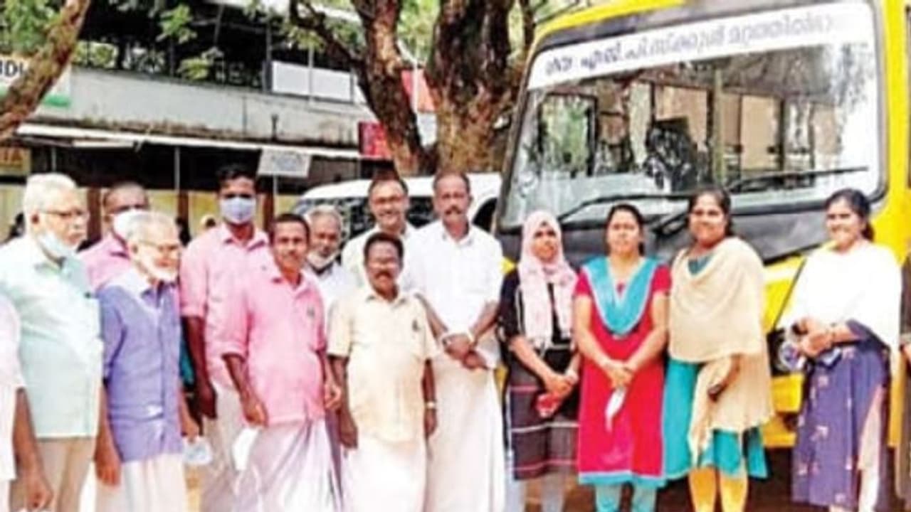 പായസ ചലഞ്ചിലൂടെ നാട് കൈകോർത്തു; അരൂക്കുറ്റി മറ്റത്തിൽ ഭാഗം സ്കുളിന് ബസ് ഒരുങ്ങി പായസ ചലഞ്ചിലൂടെ നാട് കൈകോർത്തു; അരൂക്കുറ്റി മറ്റത്തിൽ ഭാഗം സ്കുളിന് ബസ് ഒരുങ്ങി