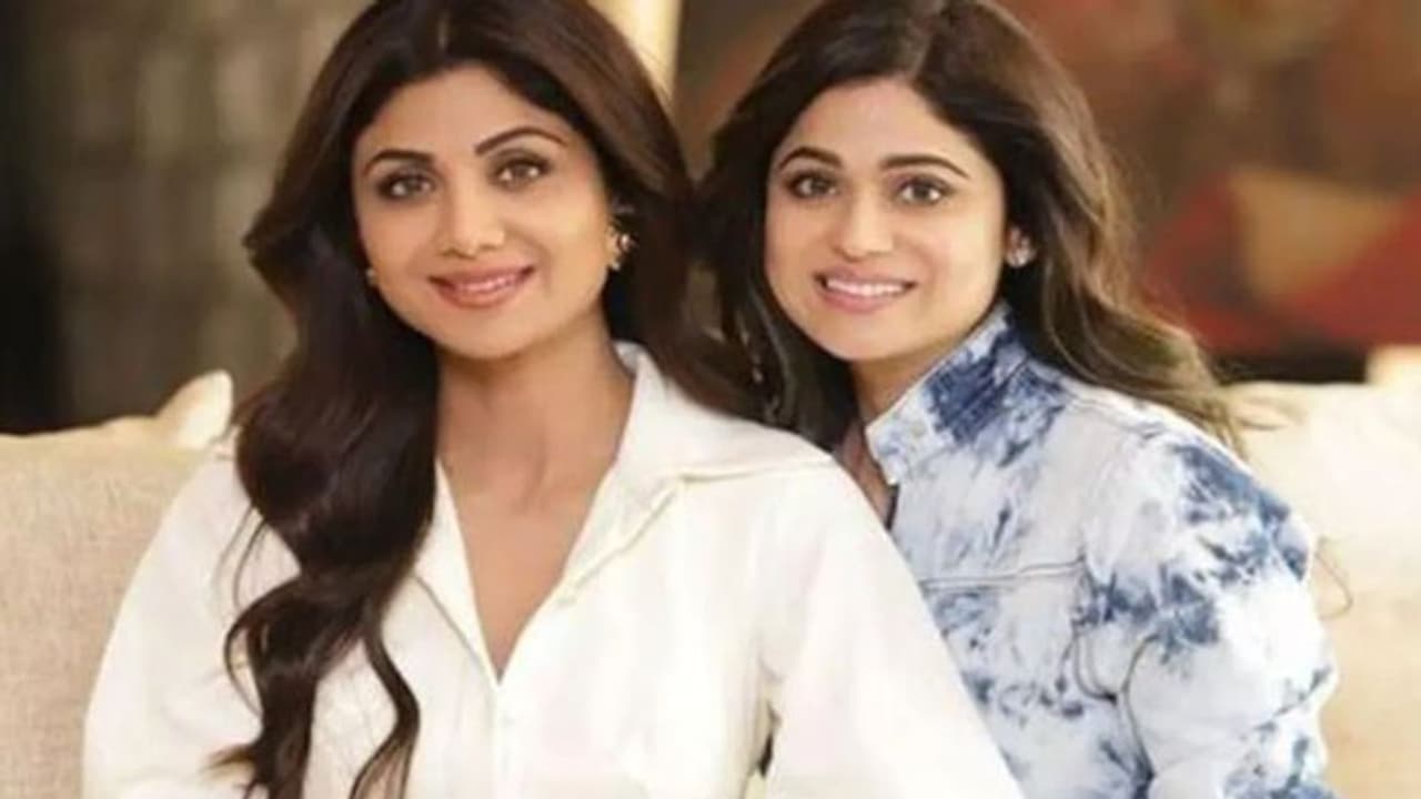 Shamita Shetty की जीत के लिए आशीर्वाद मांगने शिरडी पहुंची शिल्पा शेट्टी, बिग बॉस का ये कंटेस्टेंट साथ में दिखा Shamita Shetty की जीत के लिए आशीर्वाद मांगने शिरडी पहुंची शिल्पा शेट्टी, बिग बॉस का ये कंटेस्टेंट साथ में दिखा