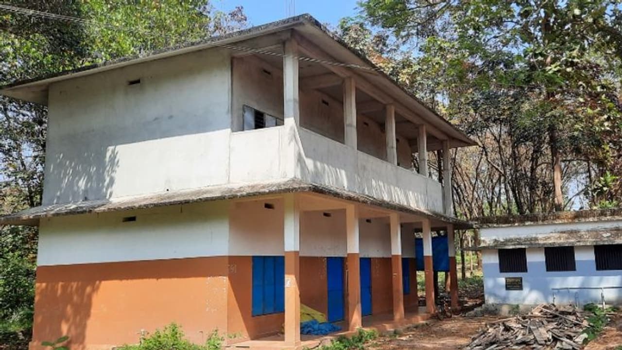 'ക്ലാസിലേക്ക് കയറാൻ 'മിന്നൽ മുരളി'യാകണോ ടീച്ചറേ', സ്കൂളിലെ കെട്ടിട നിർമാണം പൂർത്തിയായപ്പോൾ കോണിപ്പടിയില്ല 'ക്ലാസിലേക്ക് കയറാൻ 'മിന്നൽ മുരളി'യാകണോ ടീച്ചറേ', സ്കൂളിലെ കെട്ടിട നിർമാണം പൂർത്തിയായപ്പോൾ കോണിപ്പടിയില്ല