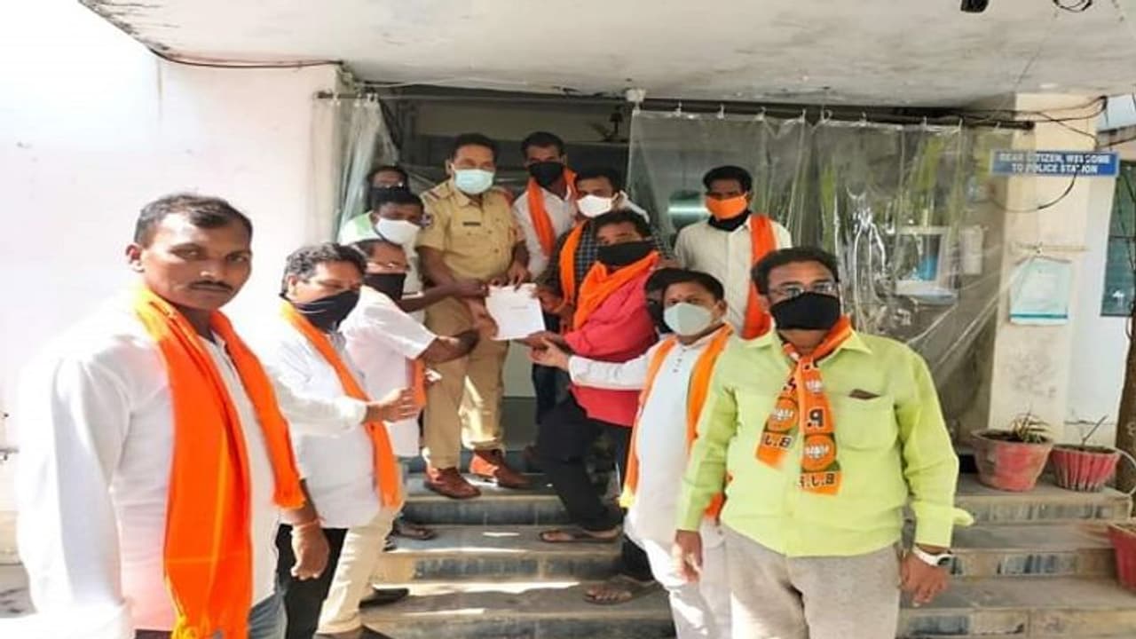 బండి సంజయ్ అరెస్ట్ : కేసీఆర్, కేటీఆర్ లపై పోలీస్ స్టేషన్లకు ఫిర్యాదుల వెల్లువ... బండి సంజయ్ అరెస్ట్ : కేసీఆర్, కేటీఆర్ లపై పోలీస్ స్టేషన్లకు ఫిర్యాదుల వెల్లువ...