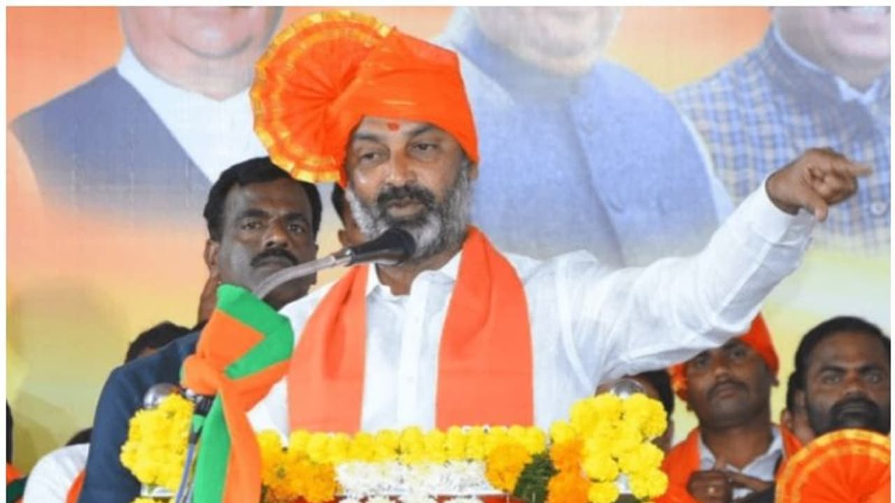 Telangana Bjp : തെലങ്കാന ബിജെപി അധ്യക്ഷന്റെ അറസ്റ്റ്;പ്രതിഷേധത്തിന് നേതൃത്വം നൽകാൻ ജെപി നദ്ദ Telangana Bjp : തെലങ്കാന ബിജെപി അധ്യക്ഷന്റെ അറസ്റ്റ്;പ്രതിഷേധത്തിന് നേതൃത്വം നൽകാൻ ജെപി നദ്ദ