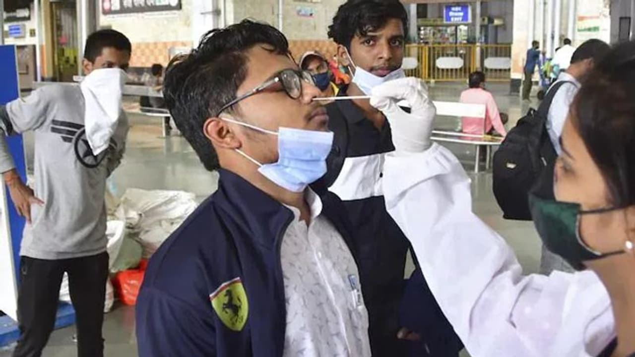 Coronavirus: கொரோனாவின் கோரப்பிடியில் இந்தியா.. ஜெட் வேகத்தில் உயரும் பாதிப்பால் அலறும் பொதுமக்கள்..!