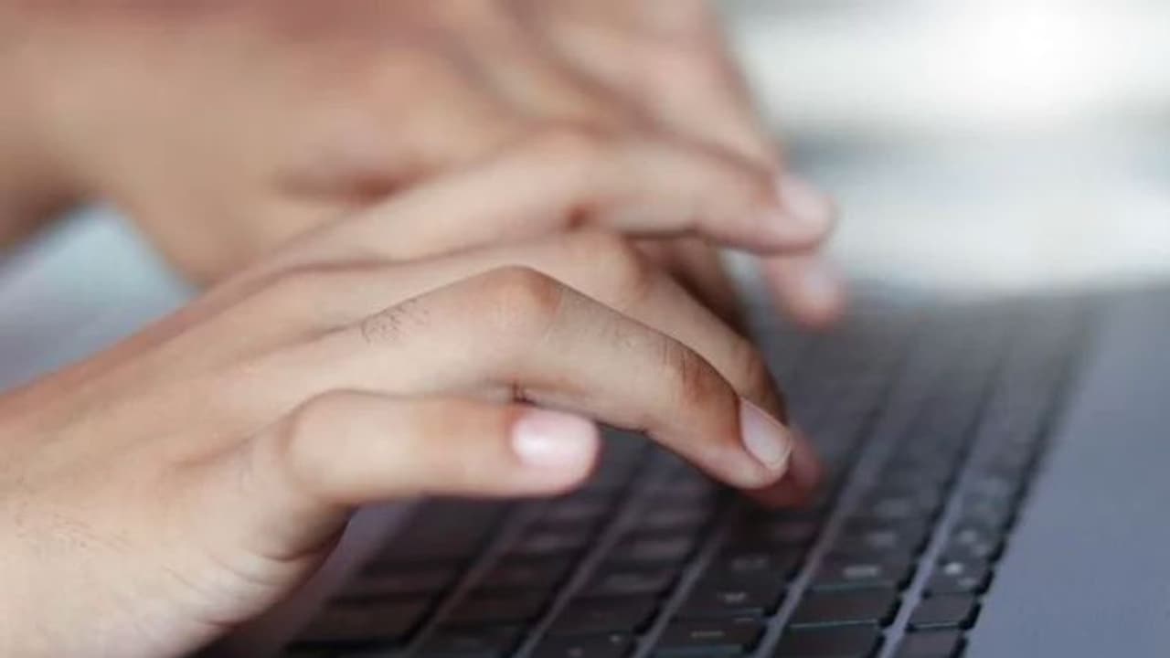 വാ​ഗ്ദാനങ്ങളിൽ ചാടി വീഴുന്നവരെ, തട്ടിപ്പുകാരിൽ നിന്ന് രക്ഷപ്പെടണമെങ്കിൽ ശ്രദ്ധ വേണം! ബുദ്ധി ഉപദേശിച്ച് പൊലീസ്