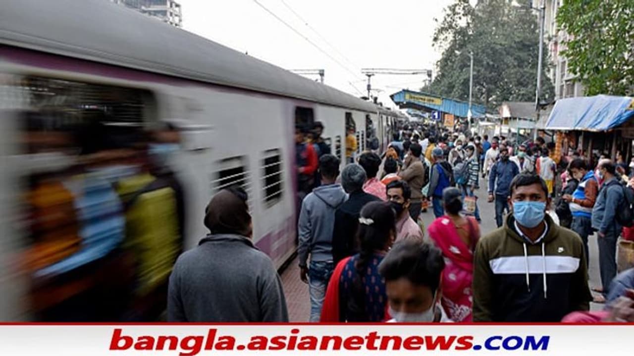 চলন্ত ট্রেন থেকে যুবতীকে ধাক্কা অস্ত্রধারী ছিনতাইবাজের, ব্যাপক উত্তেজনা শিয়ালদহ স্টেশনে চলন্ত ট্রেন থেকে যুবতীকে ধাক্কা অস্ত্রধারী ছিনতাইবাজের, ব্যাপক উত্তেজনা শিয়ালদহ স্টেশনে