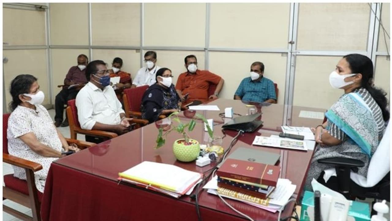 Health Service : ഫയലുകൾ കൃ‌ത്യമായി തീർപ്പാക്കണം; ഇ ഓഫിസ് സംവിധാനം ഈ വർഷം തന്നെയെന്ന് ആരോ​​ഗ്യ മന്ത്രി