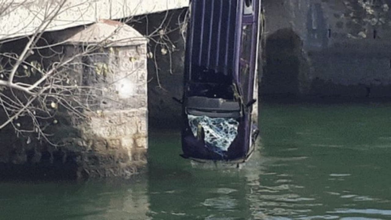 జగిత్యాలలో కాకతీయ కాలువలో పడిన కారు వెలికితీత.. ఇద్దరి మృతదేహాలు గుర్తింపు.. జగిత్యాలలో కాకతీయ కాలువలో పడిన కారు వెలికితీత.. ఇద్దరి మృతదేహాలు గుర్తింపు..