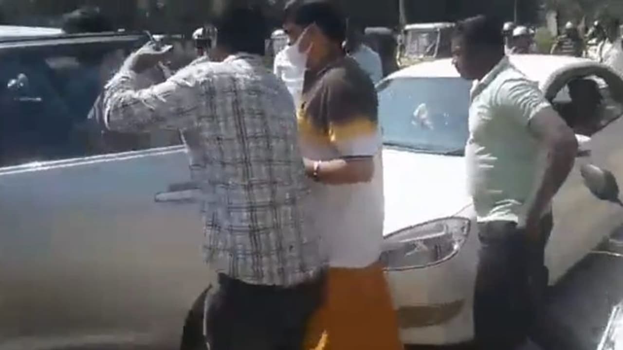 போலீசிடம் சிக்காமல் இருக்க.. காரிலேயே கர்நாடகத்தை ரவுண்டு அடித்த ராஜேந்திர பாலாஜி..?? விசாரணையில் பகீர் தகவல். போலீசிடம் சிக்காமல் இருக்க.. காரிலேயே கர்நாடகத்தை ரவுண்டு அடித்த ராஜேந்திர பாலாஜி..?? விசாரணையில் பகீர் தகவல்.