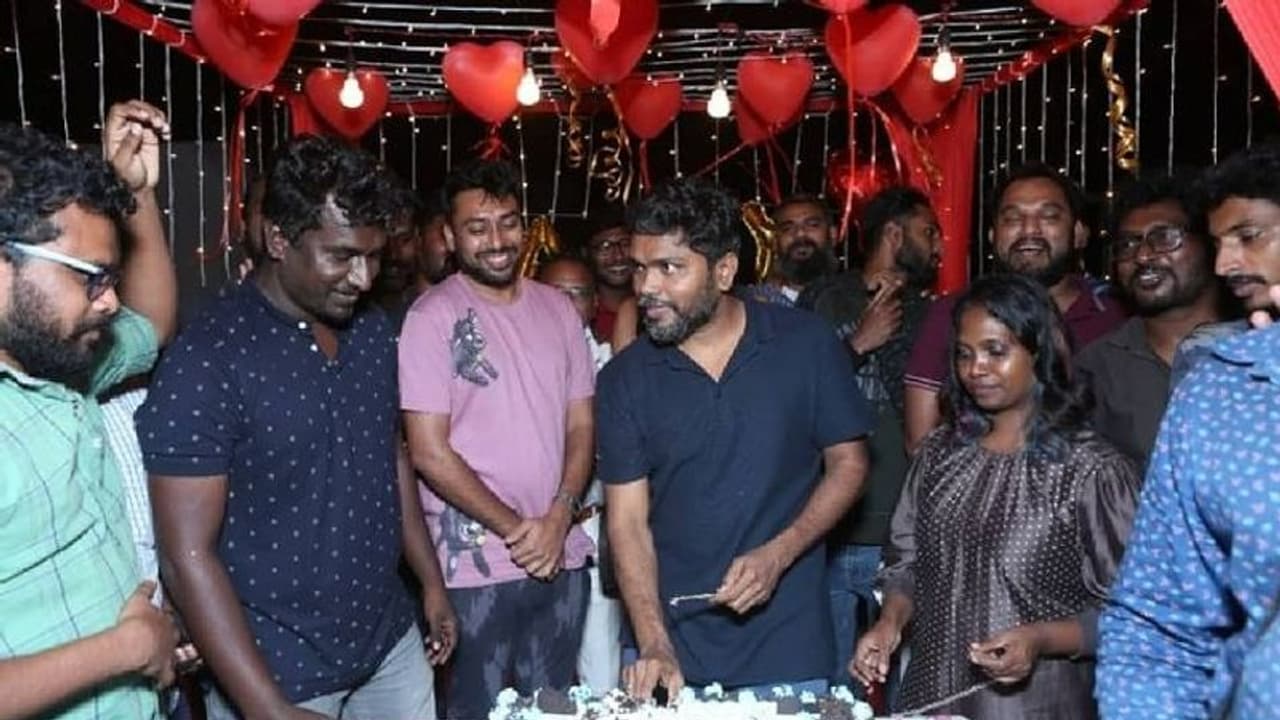 வழக்கமான டீமை புறக்கணித்த பா ரஞ்சித்..கேக் வெட்டி கொண்டாடிய படக்குழு.. என்ன விஷயம் தெரியுமா? வழக்கமான டீமை புறக்கணித்த பா ரஞ்சித்..கேக் வெட்டி கொண்டாடிய படக்குழு.. என்ன விஷயம் தெரியுமா?