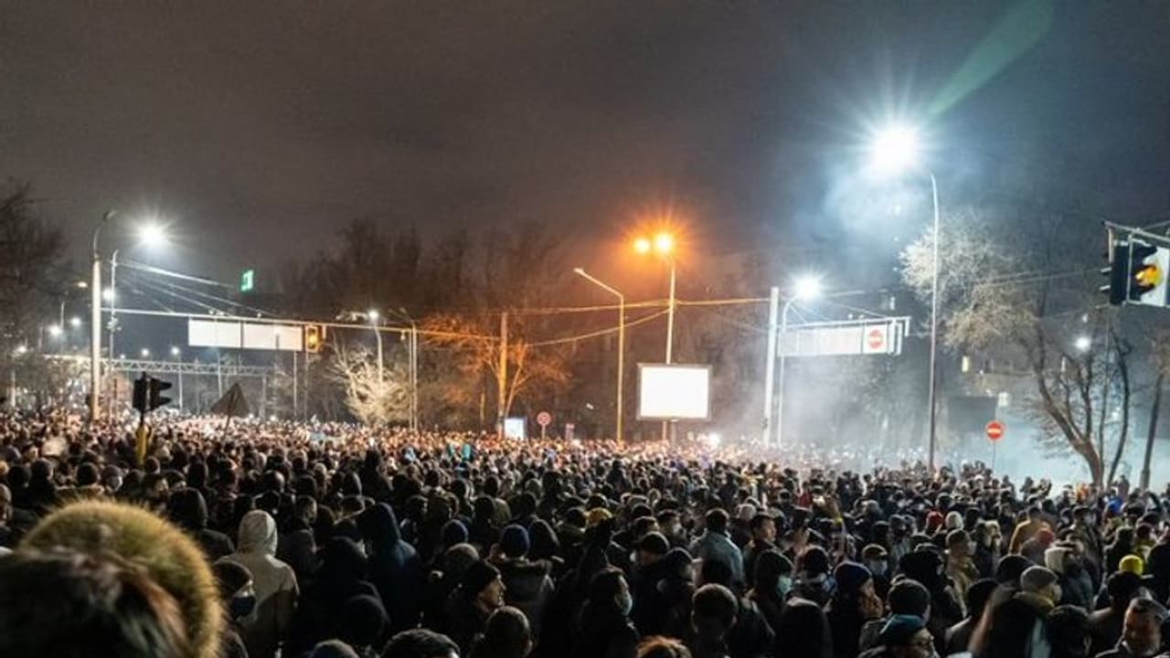 Kazakhstan : ഇന്ധന വിലകൂട്ടിയ സര്‍ക്കാര്‍ വീണു; എന്നിട്ടും അരിശം തീരാതെ കസാഖ് ജനത; അടിയന്തരാവസ്ഥ