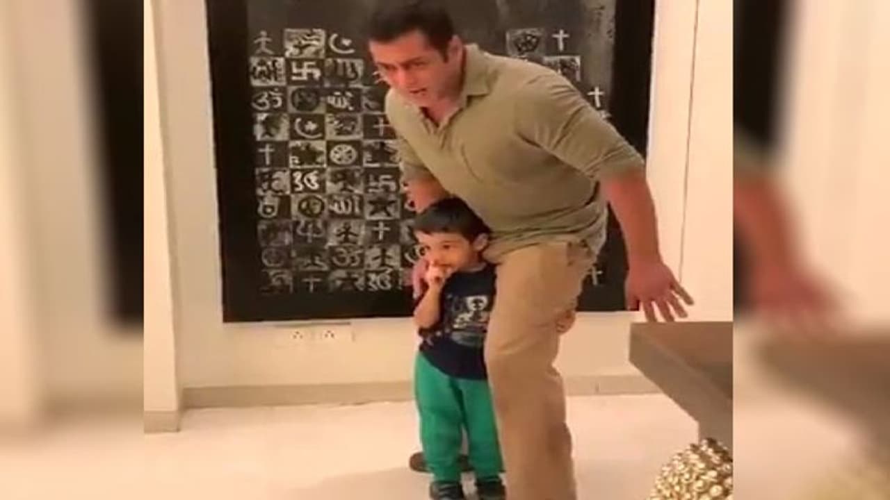 Salman khan को भांजे आहिल ने बनाया 'मामू', Viral Video देख फैंस बोले भाई का पोपट हो गया Salman khan को भांजे आहिल ने बनाया 'मामू', Viral Video देख फैंस बोले भाई का पोपट हो गया