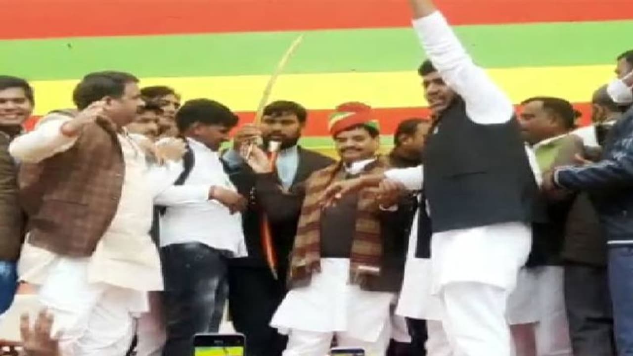 चाचा भतीजे का गठबंधन तो हो गया, लेकिन शिवपाल मंच पर अभी भी अकेले चाचा भतीजे का गठबंधन तो हो गया, लेकिन शिवपाल मंच पर अभी भी अकेले