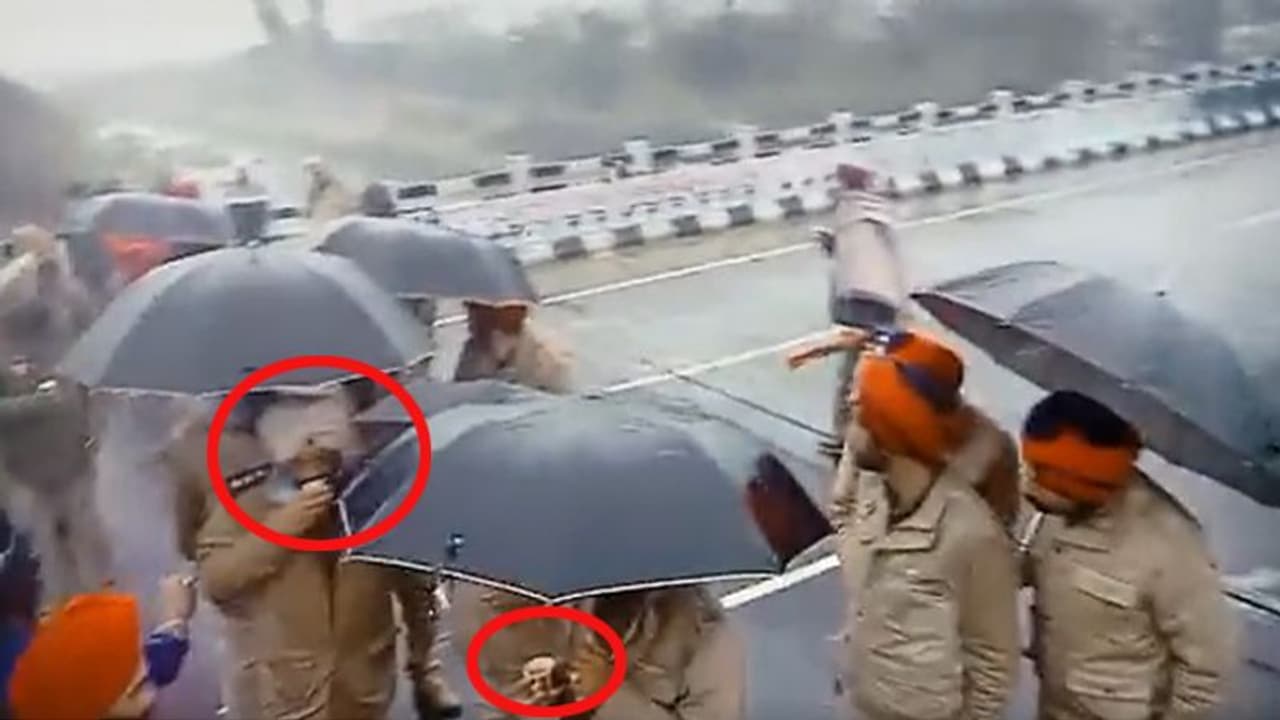 गजब पंजाब पुलिस: ऐसी होती है PM मोदी के रूट की सुरक्षा?, पुलिसकर्मी भीड़ के साथ चाय पीते रहे..खुद देखिए वीडियो गजब पंजाब पुलिस: ऐसी होती है PM मोदी के रूट की सुरक्षा?, पुलिसकर्मी भीड़ के साथ चाय पीते रहे..खुद देखिए वीडियो