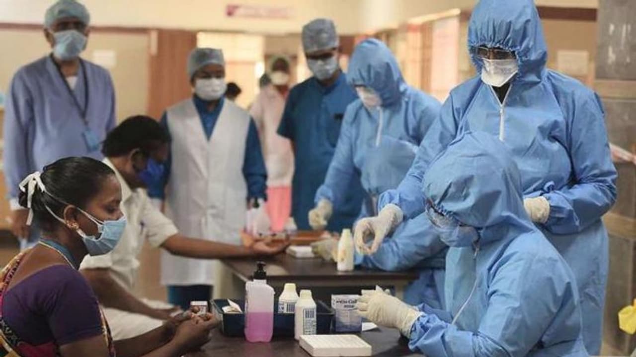 উদ্বেগ বাড়াচ্ছে করোনার তৃতীয় ঢেউ, রাজ্যগুলিকে জেলা স্তরে কন্ট্রোল রুম খোলার নির্দেশ কেন্দ্রের